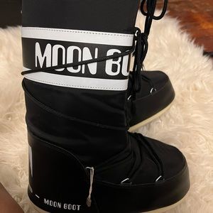 Fits size 9 to 10.5 only worn once. in excellent condition